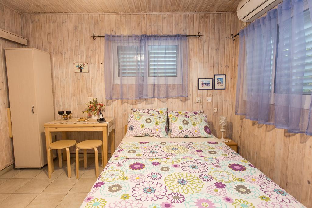 Leyad Hashmura Lodging Йесод-Амаала Экстерьер фото